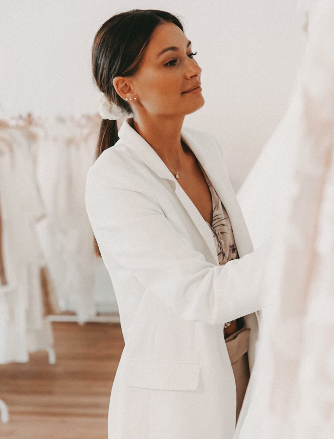 Brautstylistin wählt Brautkleid aus der Kollektion bei Bridal Stories aus