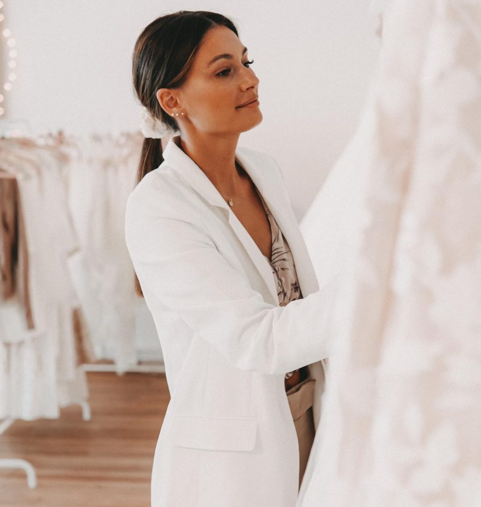 Brautstylistin wählt Brautkleid aus der Kollektion bei Bridal Stories aus